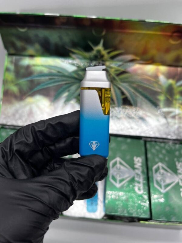 Close-up of Clean Carts Disposable vape showing premium oil and mouthpiece